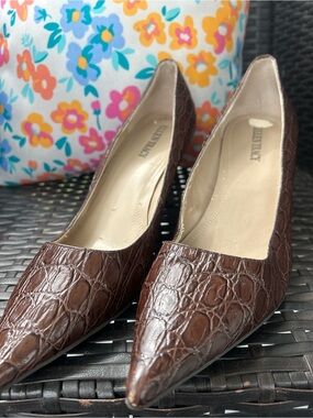 Ellen Tracy Brown Croc-Embossed Pointed Toe Pumps 10